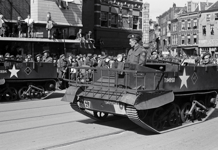 831631 Afbeelding van een Armoured Personnel Carrier (APC) in de Memorial D-Day Parade, in de Potterstraat te Utrecht.